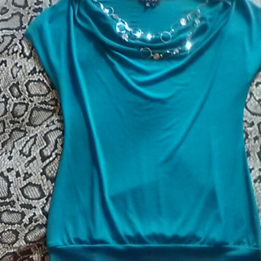 🌻Chime  Shirt w/ attached decorative chain